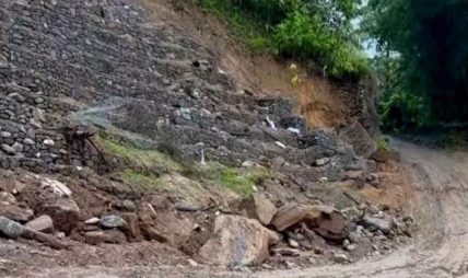 मेची राजमार्गको राजदुवाली  सडक खण्ड भासिएपछि यातायात अवरुद्ध