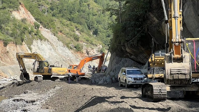वर्षाका कारण विभिन्न ठाउँमा सडक अवरुद्ध, यात्रामा सावधानी अपनाउन अनुरोध