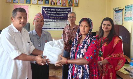 सानिमा बैंकले वितरण गर्यो गर्भवती र सुत्केरीलाई पौष्टिक खाना