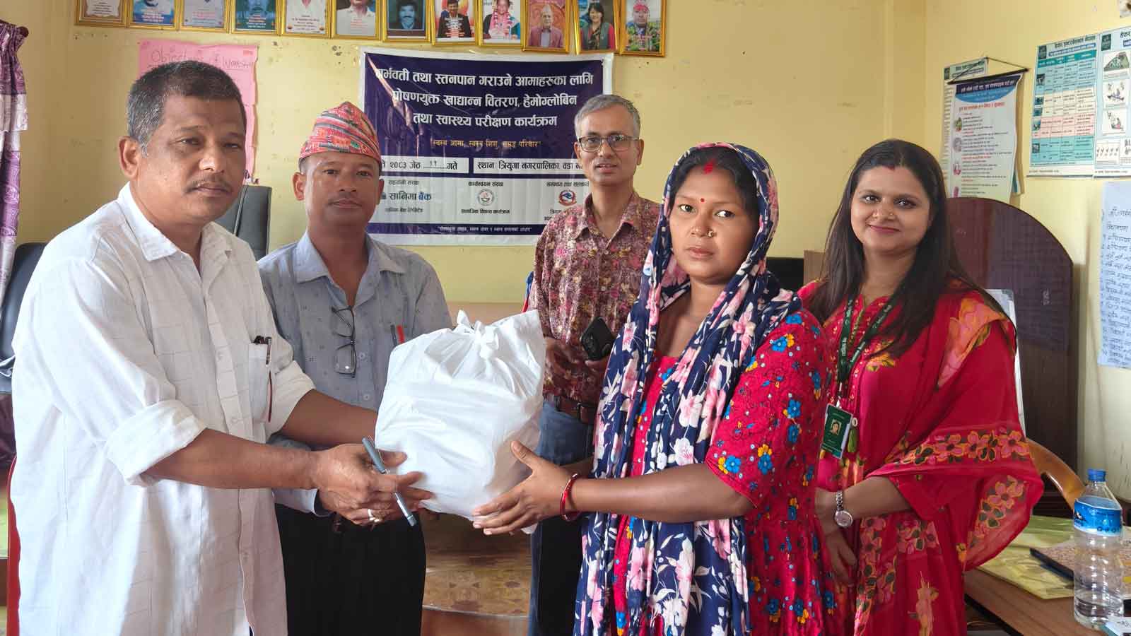 सानिमा बैंकले वितरण गर्यो गर्भवती र सुत्केरीलाई पौष्टिक खाना