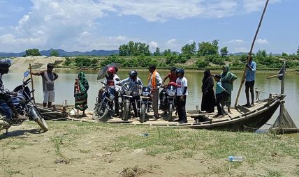 राप्ती तटीय क्षेत्रका नागरिकलाई नदी तर्न डुङ्गाकै भर