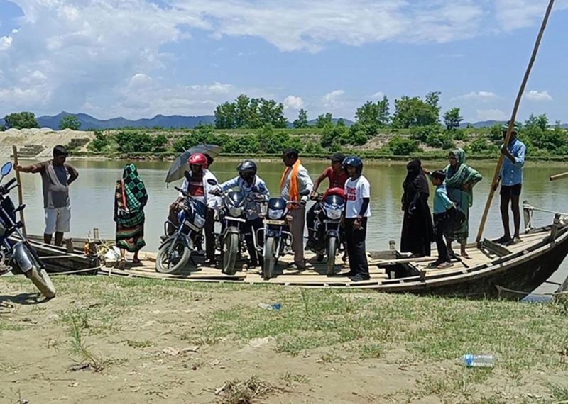 राप्ती तटीय क्षेत्रका नागरिकलाई नदी तर्न डुङ्गाकै भर