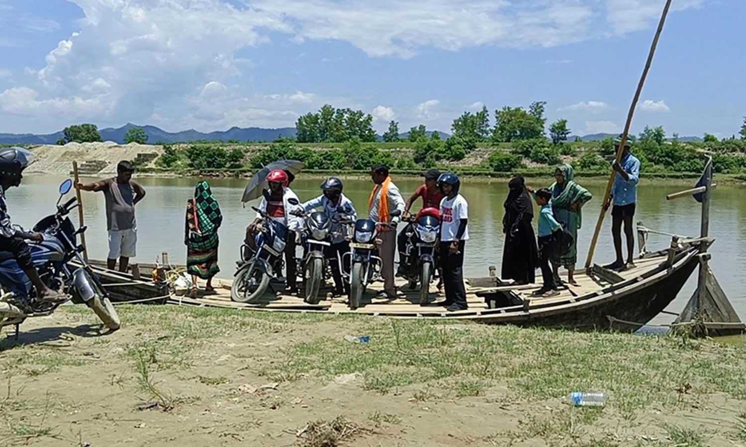 राप्ती तटीय क्षेत्रका नागरिकलाई नदी तर्न डुङ्गाकै भर