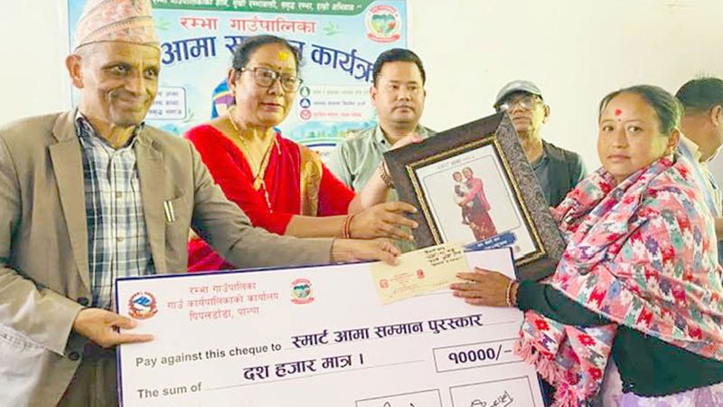 पालिकाद्धाारा पन्ध्र जना ‘स्मार्ट’ आमा सम्मानित
