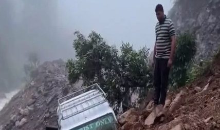 ढोरपाटन जाँदै गरेको स्कर्पियो पहिरोमा पुरियो ढोरपाटन जाँदै गरेको स्कर्पियो पहिरोमा पुरियो