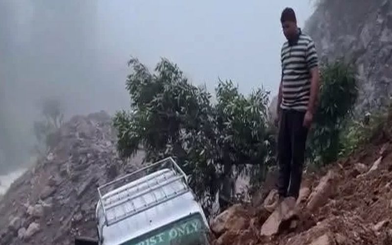 बर्खायाममा सडक विस्तारको कामले आवातजावतमा सास्ती