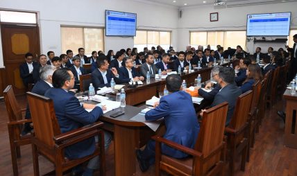 करदातालाई खुसी पारेर कर उठाउने बतावारण बनाउन कर प्रशासकहरूसँग अर्थमन्त्रीको आग्रह