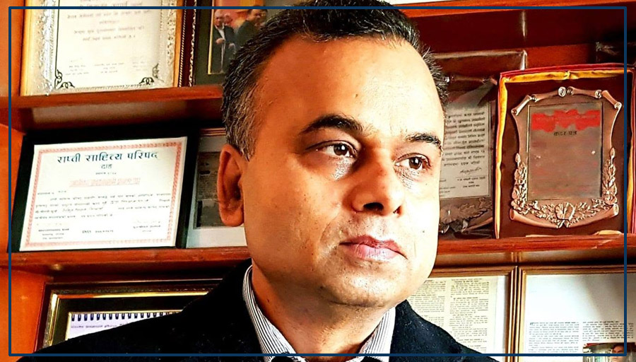 सत्तारुढ सांसदको दोहोरो भूमिकामाथि डा. आचार्यको प्रश्न