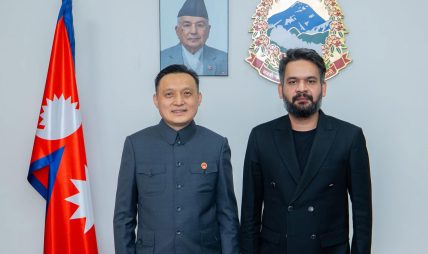 प्रधानमन्त्री शाहसँग चिनियाँ राजदूतद्वारा शिष्टाचार भेट