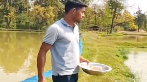 २७ वर्षका विनोदले गाउँमै माछा पालेर बार्षिक २५ लाखसम्म आम्दानी गर्दछन् 
