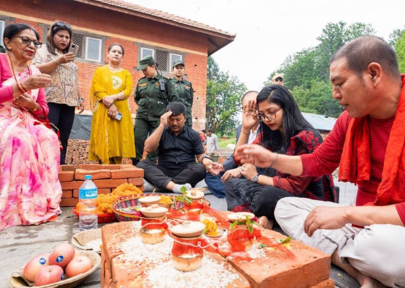 वनकाली धर्मशालाको पुनःनिर्माण सुरु, सुनिता डंगोलले गरिन् शिलान्यास