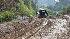 आलेख-बर्खामा हिलो, हिउँदमा धुलोः दमक-चिसोपानी सडक