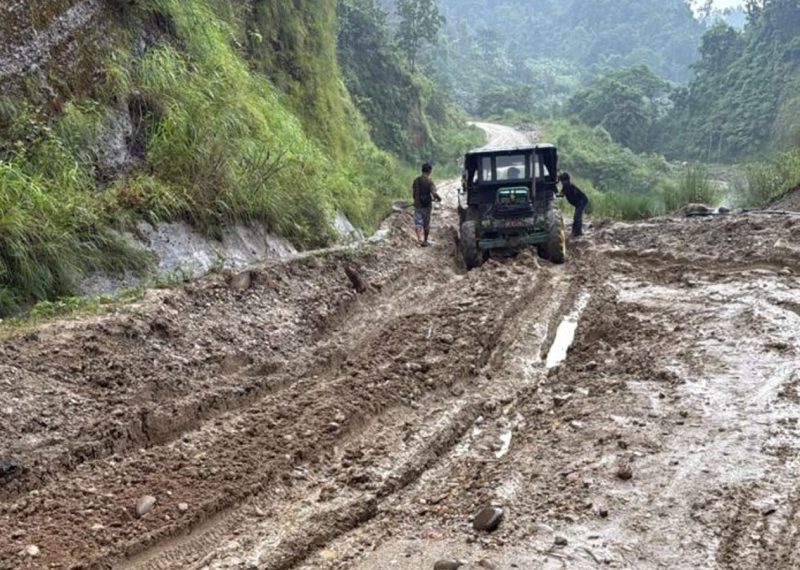 आलेख-बर्खामा हिलो, हिउँदमा धुलोः दमक-चिसोपानी सडक