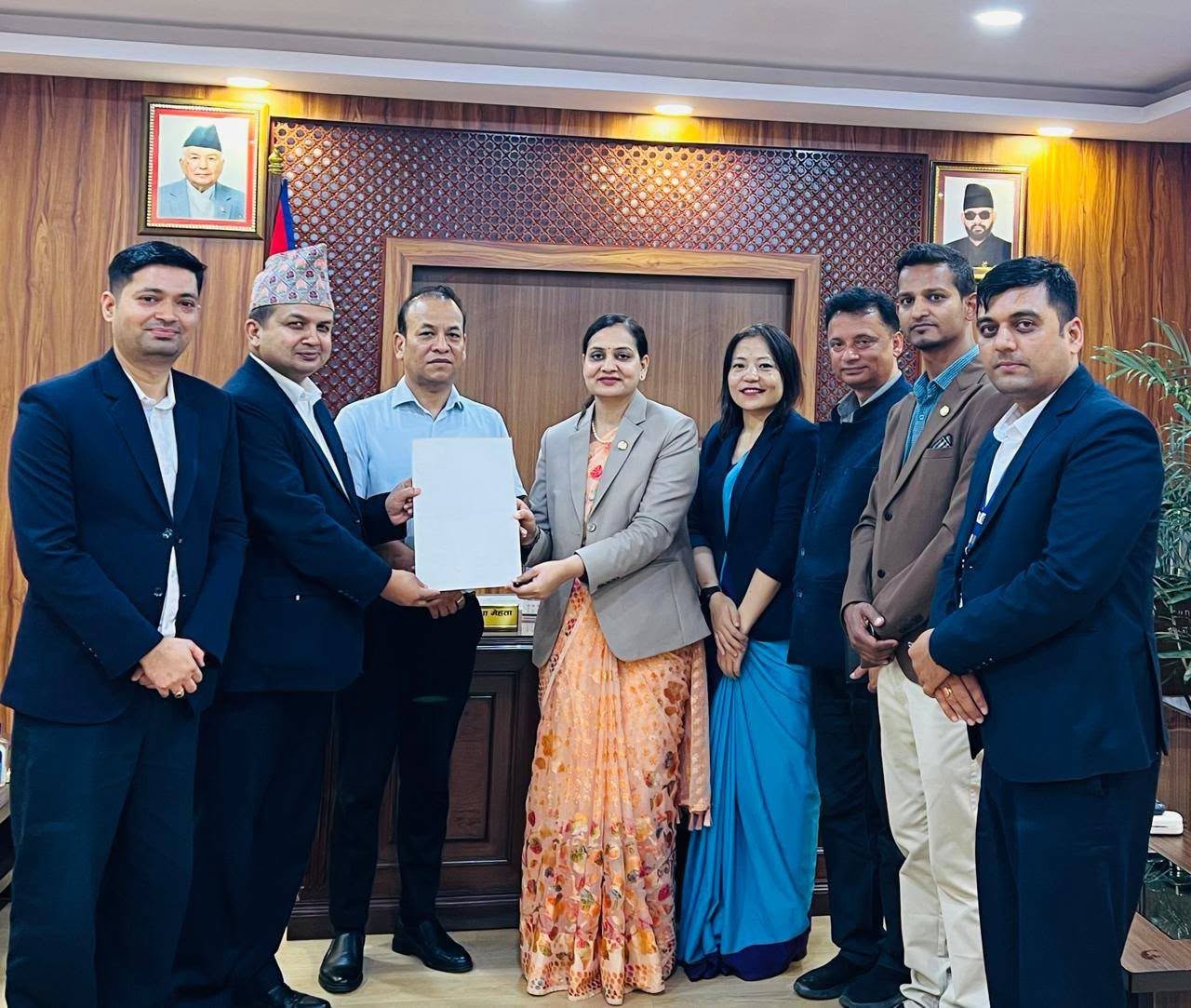 स्वास्थ्यकर्मी सुरक्षासम्बन्धी कानुन संशोधनका लागि गठित कार्यदलले बुझायो प्रतिवेदन