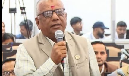 बोेल्दा बोल्दै संसद्को सभाकक्षमा लडे सासद खड्का