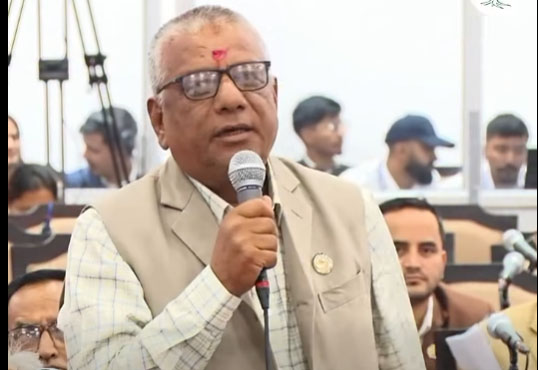 बोेल्दा बोल्दै संसद्को सभाकक्षमा लडे सासद खड्का